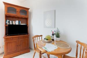 Μια τηλεόραση ή/και κέντρο ψυχαγωγίας στο La Bayana Apartaments - 4