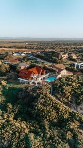 Bazén v ubytování Surf Lodge South Africa nebo v jeho okolí