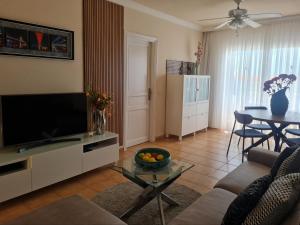 Televízia a/alebo spoločenská miestnosť v ubytovaní Residencial La Mar mit Meerblick