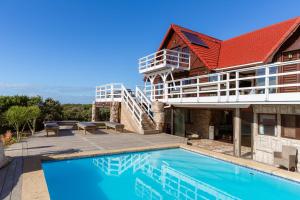 Bazén v ubytování Surf Lodge South Africa nebo v jeho okolí
