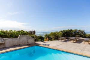 Bazén v ubytování Surf Lodge South Africa nebo v jeho okolí