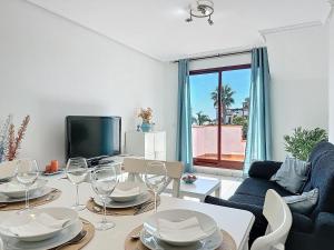 Televízia a/alebo spoločenská miestnosť v ubytovaní Vive Vera Rentals - Ático en 1º línea con vistas al mar