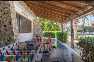 a group of birds sitting on a table on a patio at B&S Beach villa con piscina in Fontane Bianche