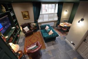 Khu vực ghế ngồi tại Samuels' a duplex apartment by Spires Accommodation in Lichfield City Centre