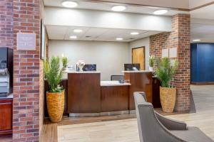 Khu vực sảnh/lễ tân tại Best Western Danbury/Bethel