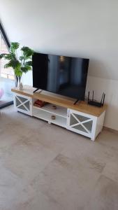 Televisyen dan/atau pusat hiburan di A frame Simić