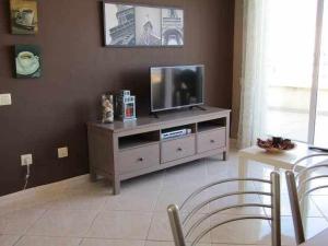 Televízia a/alebo spoločenská miestnosť v ubytovaní A H RENTALS Montemar 8 apartamento