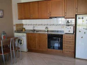 Kuchyňa alebo kuchynka v ubytovaní A H RENTALS Montemar 8 apartamento