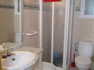 Kúpeľňa v ubytovaní A H RENTALS Montemar 8 apartamento