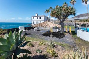 un complejo con vistas al océano en La Bayana Apartments - 8, en Puerto Naos