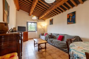 un soggiorno con un divano e un tavolo di La Clavelle a Sanary-sur-Mer