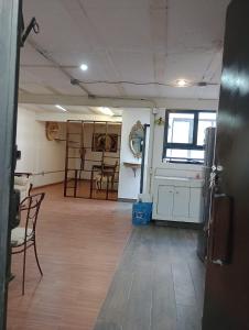 een lege kamer met een tafel en stoelen erin bij Departamento Elefante in Guadalajara