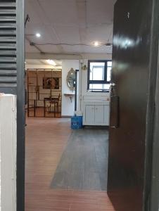 een open ruimte met een keuken en een hal bij Departamento Elefante in Guadalajara +4 foto's