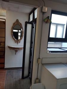 een spiegel aan een muur naast een trap bij Departamento Elefante in Guadalajara