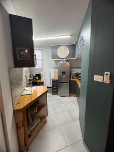 una cocina con encimera y refrigerador en Sunrise Cview, en Ballito
