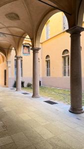 eine Reihe von Säulen in einem Gebäude in der Unterkunft Residenza Palazzo Gherardi in Parma