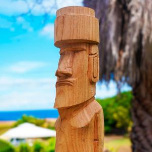 un tótem de madera con una cabeza. en Kuhane Etno-Hostal, en Hanga Roa