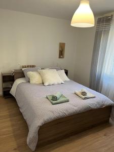 a bedroom with a bed with two towels on it at Appartement Cosy Mulhouse in Mulhouse