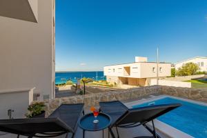 Kolam renang di atau dekat dengan Sunshine Apartment Complex with a Pool by the Beach - Mandre, Pag