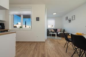 Dapur atau dapur kecil di Sunshine Apartment Complex with a Pool by the Beach - Mandre, Pag