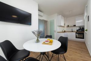 Dapur atau dapur kecil di Sunshine Apartment Complex with a Pool by the Beach - Mandre, Pag