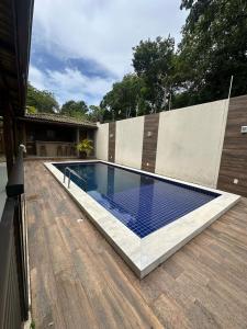 una piscina su un patio con terrazza in legno di Casa Villa Firenze a Mata de Sao Joao Altre 17 foto