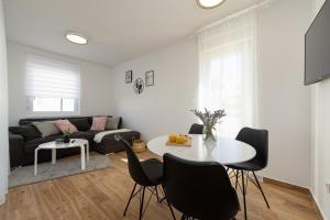 Televisyen dan/atau pusat hiburan di Sunshine Apartment Complex with a Pool by the Beach - Mandre, Pag