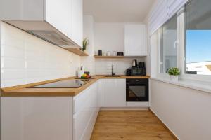 Dapur atau dapur kecil di Sunshine Apartment Complex with a Pool by the Beach - Mandre, Pag