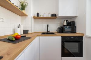 Dapur atau dapur kecil di Sunshine Apartment Complex with a Pool by the Beach - Mandre, Pag
