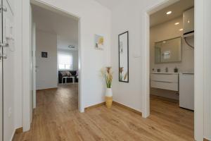 Dapur atau dapur kecil di Sunshine Apartment Complex with a Pool by the Beach - Mandre, Pag