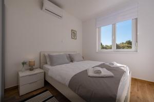 Katil atau katil-katil dalam bilik di Sunshine Apartment Complex with a Pool by the Beach - Mandre, Pag +37 gambar