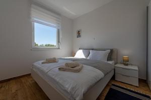 Katil atau katil-katil dalam bilik di Sunshine Apartment Complex with a Pool by the Beach - Mandre, Pag