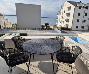 Balkoni atau teres di Sunshine Apartment Complex with a Pool by the Beach - Mandre, Pag