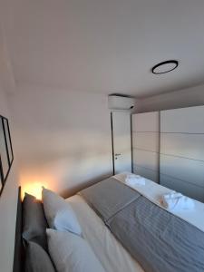Katil atau katil-katil dalam bilik di Sunshine Apartment Complex with a Pool by the Beach - Mandre, Pag