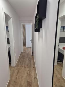 Televisyen dan/atau pusat hiburan di Sunshine Apartment Complex with a Pool by the Beach - Mandre, Pag