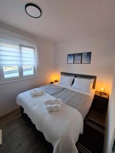 Katil atau katil-katil dalam bilik di Sunshine Apartment Complex with a Pool by the Beach - Mandre, Pag