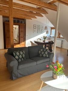 Posezení v ubytování Große Wohnung mit Dachterrasse in Starnberg