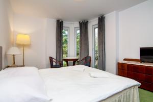a bedroom with two beds and a window at Hotel Bella Vista Warszawa in Warsaw