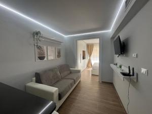 un soggiorno con un divano e una televisione di Appartamento Esclusivo in Monaco Palace Josephine a Beausoleil