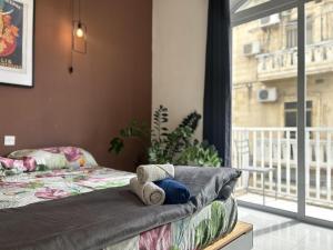 Postel nebo postele na pokoji v ubytování Sliema Central with Balcony Airconditioned and Comfortable Self Check IN