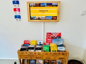 un estante con un montón de libros en una pared en Porto Wine Hostel, en Oporto