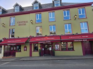 un hotel all'angolo di una strada di Central Hotel Donegal a Donegal
