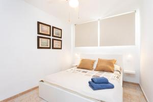 Una cama o camas en una habitación de EDEN RENTALS Sunrise Caletillas