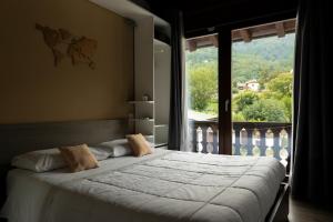 una camera con un grande letto e una grande finestra di La terrazza sulle vigne B&B a Corte Franca