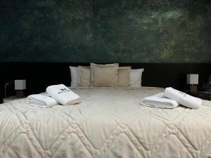 Monogramlux客房内的一张或多张床位