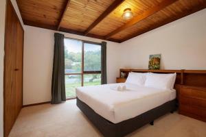Un dormitorio con una cama grande y una ventana. en Seaside Retreat in Rye, Cozy 3-BR Home, en Rye