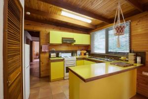 cocina con electrodomésticos amarillos y techo de madera en Seaside Retreat in Rye, Cozy 3-BR Home, en Rye 6 fotos más