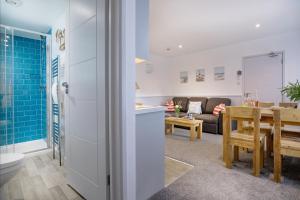 Una sala de estar con cocina y comedor. en Sunnybeach Holiday Apartments, en Paignton 236 fotos más