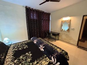 Rúm í herbergi á Terminal Stay - Heavenly Independent Jungle Retreat Flat in Meerut