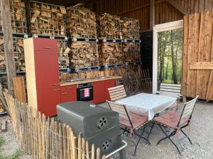 a kitchen with a table and a stove in a barn at Wohnfass Fuchsbau in Walsrode